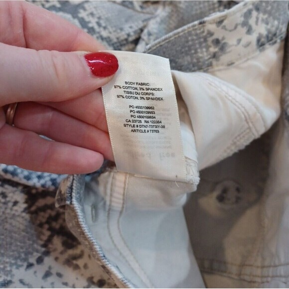 NWT Wilfred Free Kelsey Snakeskin Print Denim Mini Pencil Skirt Grey Bone Size 8 - Picture 10 of 10
